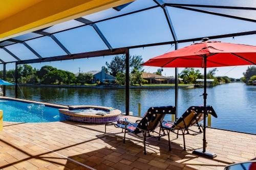 Scenic water view, 2 master suites with direct pool access - Villa Casa Amarilla