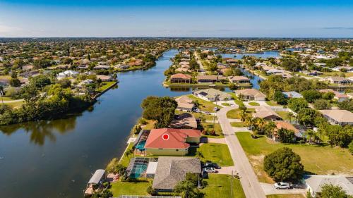 Scenic water view, 2 master suites with direct pool access - Villa Casa Amarilla