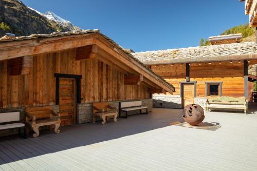 Chalet Carte Blanche Raven