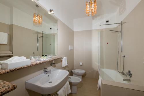 Family Suite with Partial Lake View and Spa access