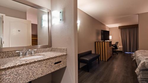 Best Western Cedar Inn And Suites