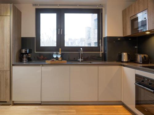 Central Tower Bridge Apartment - image 10