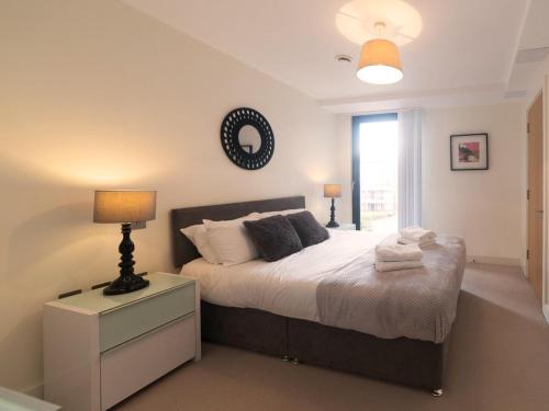 Central Tower Bridge Apartment - image 7