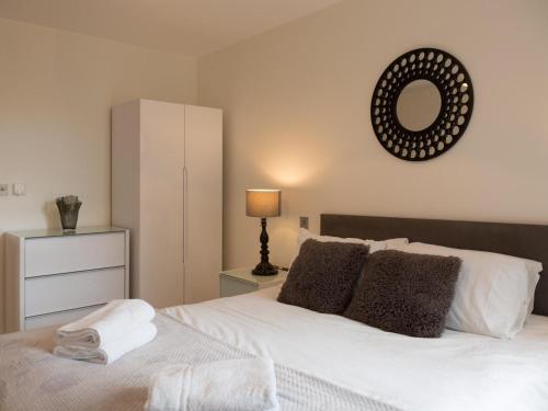 Central Tower Bridge Apartment - image 12