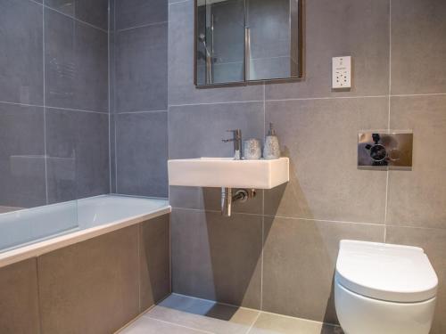 Central Tower Bridge Apartment - image 6