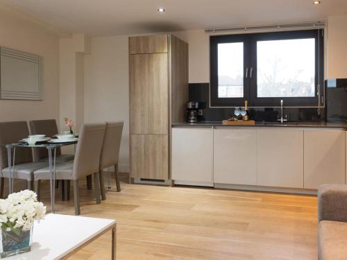 Central Tower Bridge Apartment - image 3