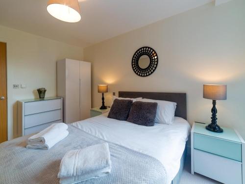Central Tower Bridge Apartment - image 8