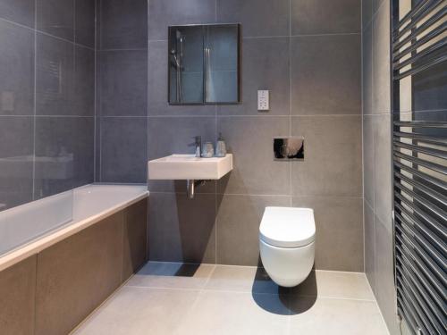 Central Tower Bridge Apartment - image 5