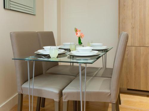 Central Tower Bridge Apartment - image 14