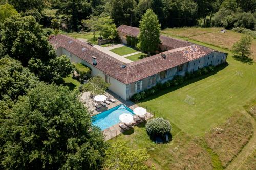 Estang Chateau Sleeps 15 Pool WiFi gîte à louer Maupas