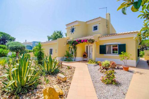 Barros da Fonte Santa Villa Sleeps 6 with Pool Air Con and WiFi in คาตีรา