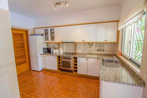 Barros da Fonte Santa Villa Sleeps 6 with Pool Air Con and WiFi in คาตีรา