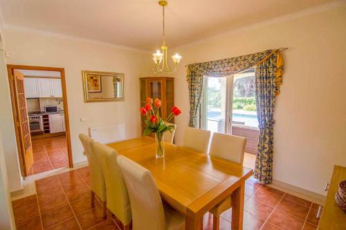 Barros da Fonte Santa Villa Sleeps 6 with Pool Air Con and WiFi in คาตีรา