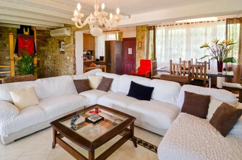  Elia Villa Sleeps 6 with Pool Air Con and WiFi in Elia