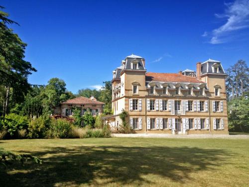 Castagnac Chateau Sleeps 18 with Pool and WiFi gîte à louer Saint-Ybars