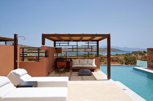  Tsifliki Villa Sleeps 6 with Pool Air Con and WiFi in Kalidhón