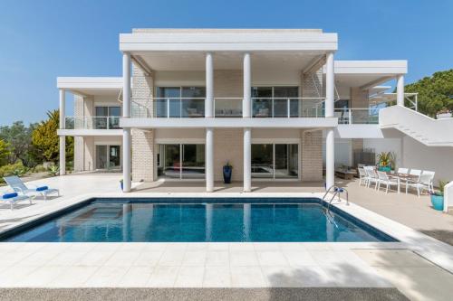  Pastida Villa Sleeps 10 with Pool Air Con and WiFi in Pastida