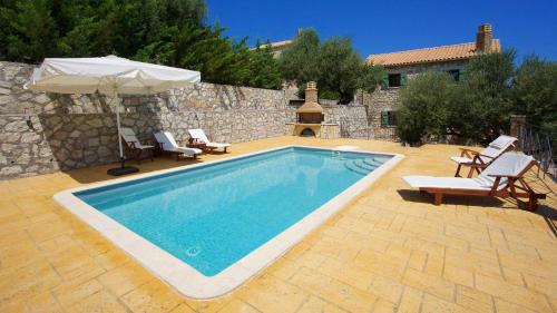  Pilikata Villa Sleeps 4 with Pool Air Con and WiFi in 283 00 Pilikáta