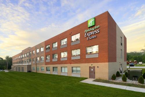 Holiday Inn Express & Suites - Portage, an IHG Hotel