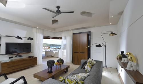  Tsifliki Villa Sleeps 8 with Pool Air Con and WiFi in Kalidhón