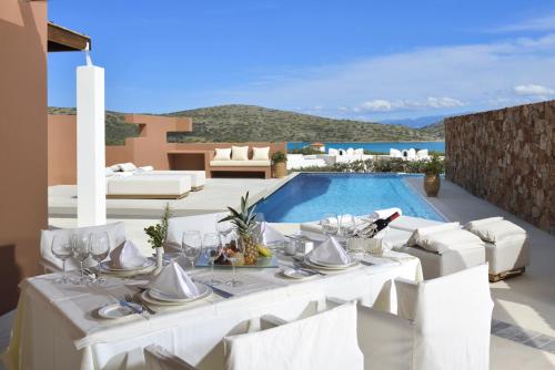  Tsifliki Villa Sleeps 8 with Pool Air Con and WiFi in Kalidhón