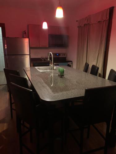 Cozy 4 Bedroom Home Accommodates 10 in Niagara USA secondary