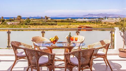  Tigkaki Villa Sleeps 8 with Pool Air Con and WiFi in Tigaki