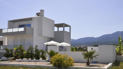  Tigkaki Villa Sleeps 8 with Pool Air Con and WiFi in Tigaki