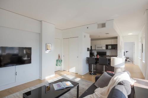 Comfy MW 1BR with Gym & WD by Zencity - image 3