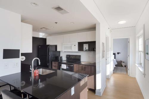 Comfy MW 1BR with Gym & WD by Zencity - image 7