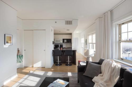 Comfy MW 1BR with Gym & WD by Zencity - main image