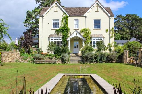 Painswick Chateau Sleeps 10 Wifi, Painswick, Gloucestershire