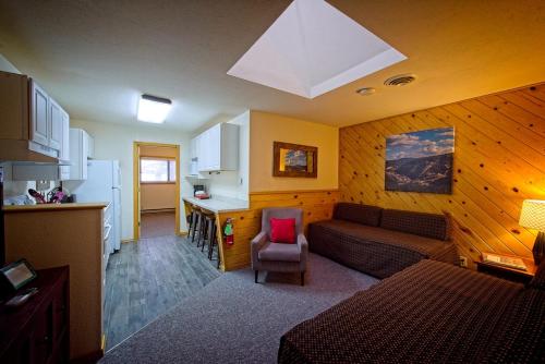 1 queen bed, 2 sofa beds
