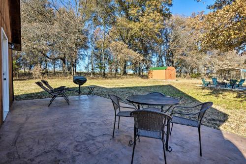 Luxury Cabin with Pond, Working Ranch Near Nevada, MO