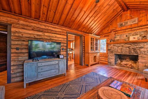Log Cabin in Wilmington with Hot Tub Near Skiing! in Wilmington, USA