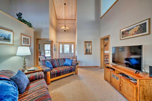 Red Lodge Mtn Retreat with Fire Pit 10 Mi to Skiing!