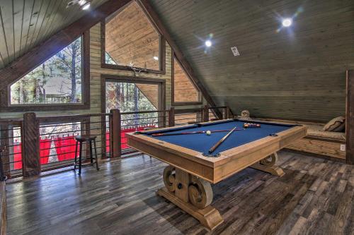 Stylish Broken Bow Cabin with Hot Tub and Fire Pit! in Stephens Gap, USA