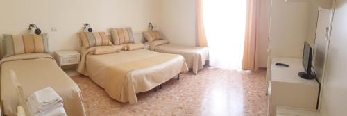 4 twin beds