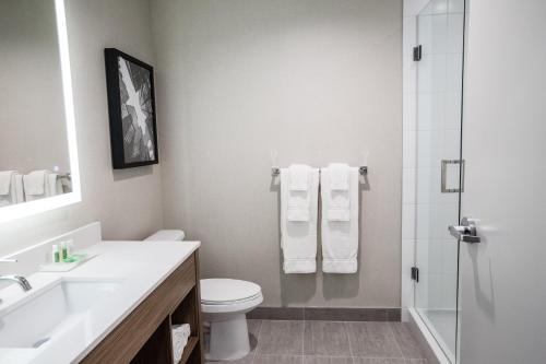 One-Bedroom King Suite with Sofa Bed image 7