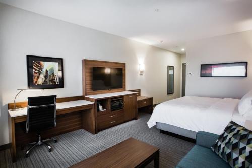 Standard King Room with Sofa Bed - Non-Smoking image 2