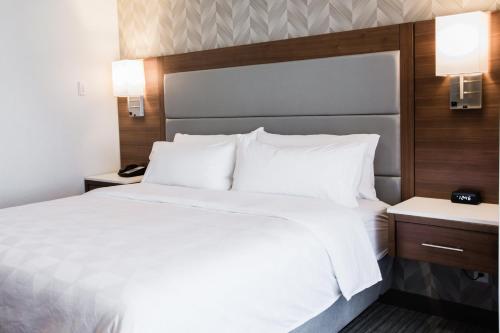One-Bedroom King Suite with Sofa Bed image 10