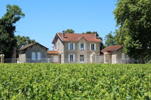 Pauillac Chateau Sleeps 10 with Pool and WiFi gîte à louer Pauillac