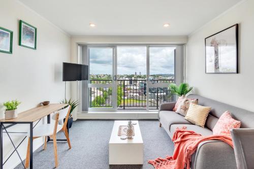 Cityscape Charm Apt w Parking, Views, Pool & Gym, Auckland