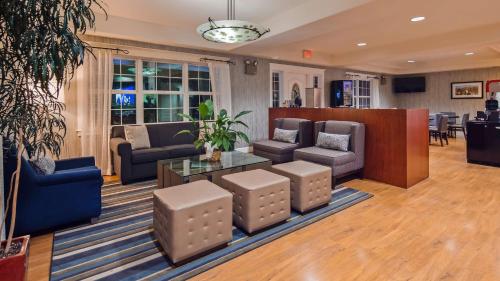 Best Western Cedar Inn & Suites