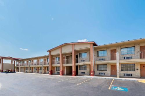 Super 8 by Wyndham Waco/Mall area TX in Waco, USA