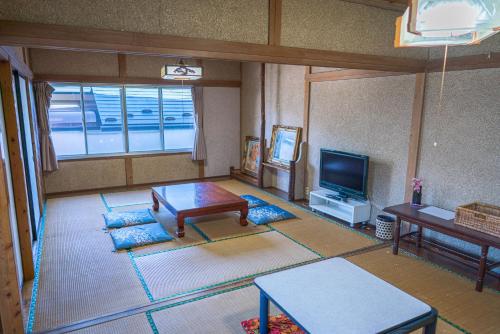 room detail thumbnail 1