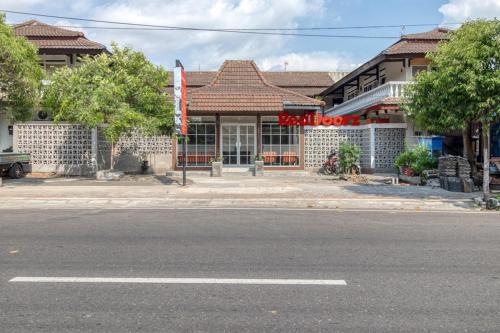 Foto - RedDoorz near Malioboro Tugu Station Jogja 2