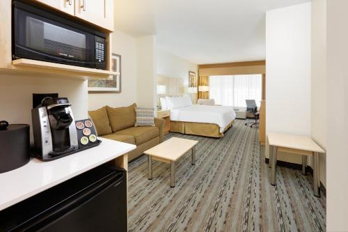 Holiday Inn Express & Suites San Antonio - Brooks City Base, an IHG Hotel