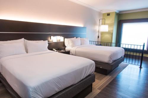 Standard Queen Room with Two Queen Beds and Mobility Accessible Tub