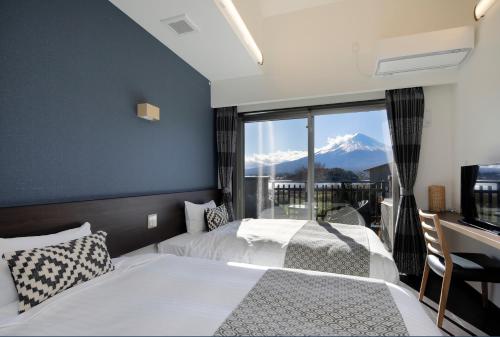 2 bedrooms, 6 beds